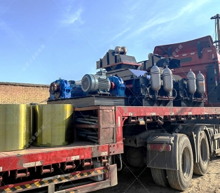 半自動(dòng)液壓直連式對輥破碎機(jī)發(fā)貨圖片 半自動(dòng)液壓直連式對輥破碎機(jī)發(fā)貨圖片